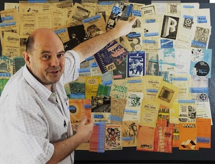 En su casa, Carlos Rottemberg guarda parte de la colección de programas que juntó de chico