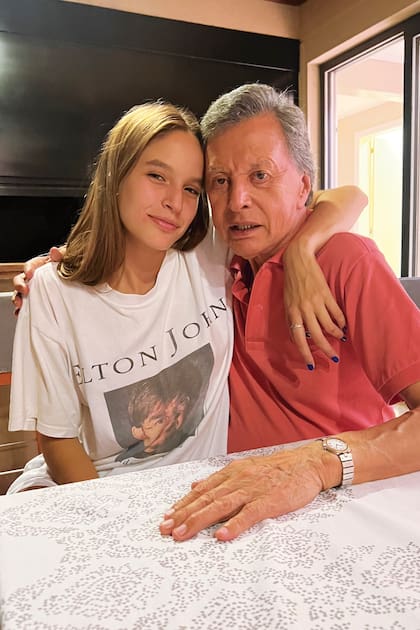 En su casa, con Palito Ortega. "Mi abuelo es lo máximo", confiesa India