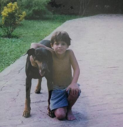 En su casa de la infancia convivió con seis perros de raza Doberman.