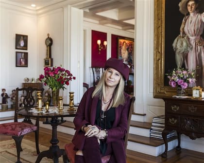 En su casa, delante de su espléndida colección de arte