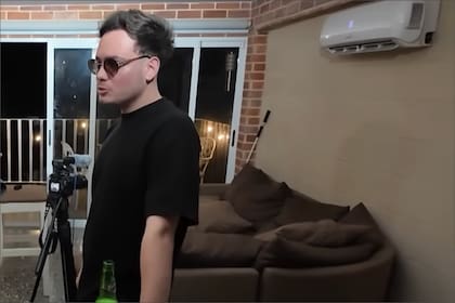 En su casa en Kohly, Sandro Castro tiene un generador eléctrico que le proporciona luz, aire acondicionado y un balcón que da al resto del vecindario sumido en la oscuridad