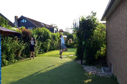 En su casa, en Senden, Alemania. Los hijos de Gabriela y Denis se adaptaron muy bien a la comunidad.