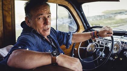 En su casa-estudio de Colts Neck, donde el autor y compositor tiene su base de operaciones en la que cultiva su afición por las guitarras y los símbolos norteamericanos, como los autos clásicos