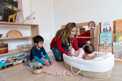 En su casa, Marianela Casanova tiene mobiliario Montessori para sus hijos Luca (6 años) y Roma (3 meses)