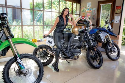 En su casa, tiene un espacio dedicado a sus motos: una Kawasaki 250 (“Voy a circuitos de cross o la uso en Pinamar en la arena), una Ducati Scrambler y una BMW F800 GS.
