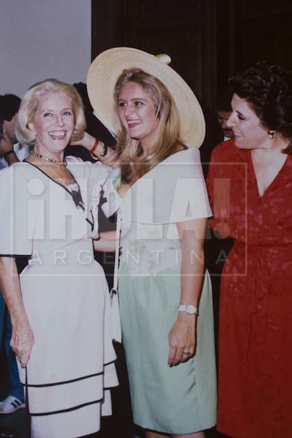 En su casamiento civil, el 5 de diciembre de 1988, con su abuela y su mamá, Inés de Lafuente.