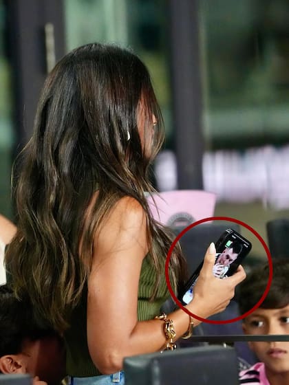 En su celular, Anto Roccuzzo tiene una foto de Leo Messi dándole un beso a la copa del mundo (Foto: Instagram @juan__ch0)