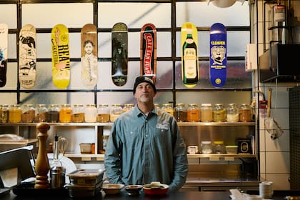 En su cocina conviven ollas con tablas de skate