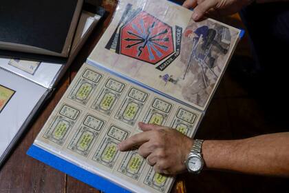 En su colección Martín cuenta con bonos de emergencia españoles