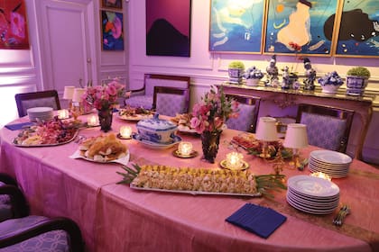 En su comedor, con velas y
flores, Iturrioz desplegó primero un
gran copetín con quesos y fiambres.
Y también se bandejearon amuse
bouche caseros. “Nos encanta
recibir invitados y más en una fecha
especial en la que todos me dicen
cosas lindas y me agasajan”, dice