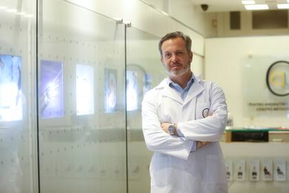 En su consultorio del Centro Argentino de Urología, Cohen asesora a sus pacientes para que no se equivoquen al dar este paso