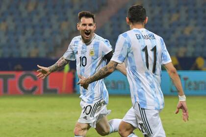 En su corrida triunfal, Messi se encuentra con un viejo socio: Di María. El ingreso de Fideo fue clave para la levantada final argentina