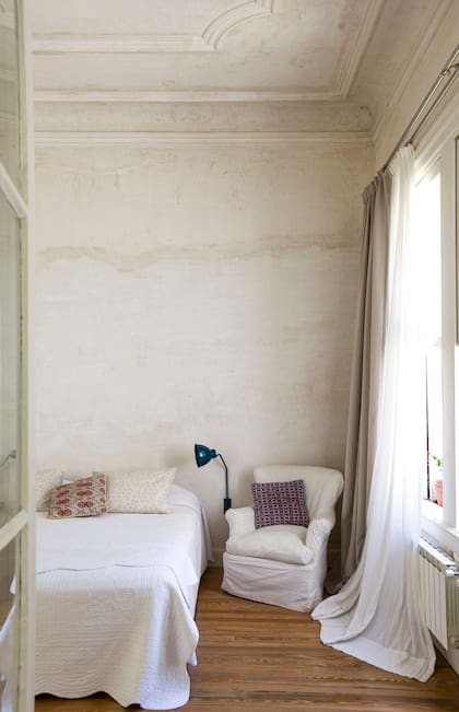 En su cuarto, Pilar quiso dejar a la vista las huellas del material, que cambia según las condiciones climáticas.