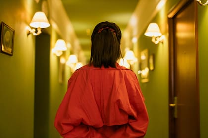En su cuenta de TikTok compartió un consejo para no equivocarse de camino y orientarse en los pasillos del hotel, utilizando solo unos zapatos