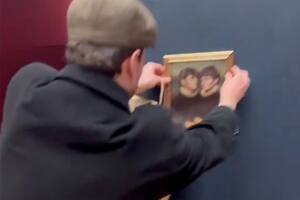 Dos tiktokers belgas burlaron la seguridad del Louvre y colgaron un cuadro en la sala de La Gioconda