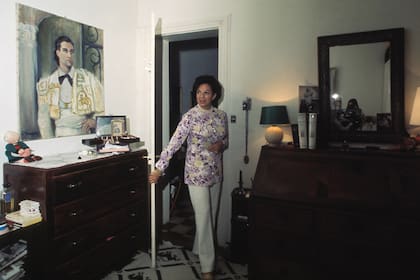 En su departamento de París en los años 60.