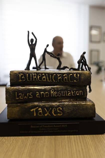 En su despacho, el ministro exhibe el premio "faro de la libertad" que ganó como ministro de desregulación
