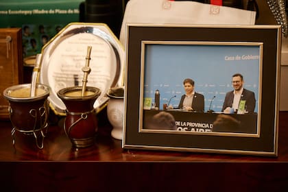 En su despacho, mates y fotos en el gobernador