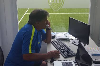 En su despacho mientras tuvo trabajo en Boca en la captación de juveniles.