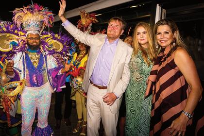 En su despedida de Curazao, durante el Festival Jump-In Tumba, madre e hija optaron por diseños fluidos y largos. Máxima eligió un vestido con estampa geométrica de Natan Couture y Amalia, un caftán de Essentiel Antwerp. El Rey, impecable, apostó a un traje sport y camisa sin corbata.