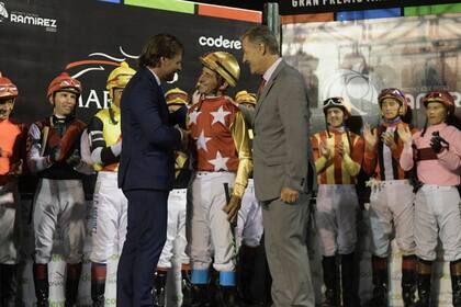En su despedida, el jockey Pablo Falero recibió las felicitaciones del presidente electo uruguayo, Luis Lacalle Pou (izq.)