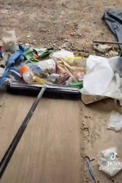 En su día de trabajo en una obra en construcción, a Pico le tocaron tareas de limpieza