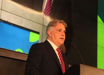 En su discurso, LLaryora sostuvo: “La nueva agenda no puede volver atrás en materia de retenciones. Hay que ir hacia una baja continua. Ya lo hemos planteado con los gobernadores de la región centro y lo volveremos a hacer próximamente”