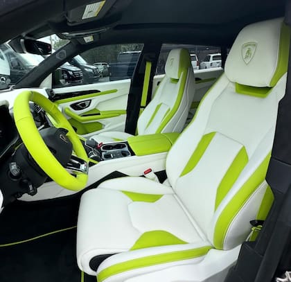 En su diseño interior combina el color verde lima con el blanco