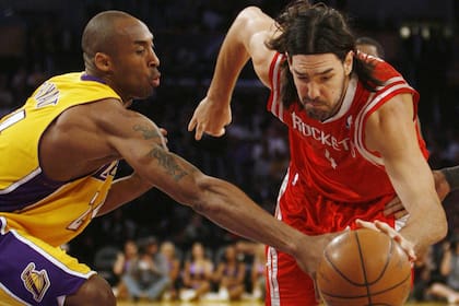 En su época de Houston Rockets, ante el inolvidable Kobe Bryant, en 2009