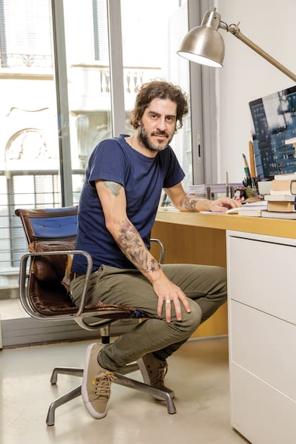 En su escritorio, en la silla que heredó de Caloi: “Ya no da más. La empresa que la importa me ofreció una nueva, pero no acepté”, cuenta Tute.