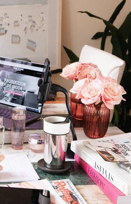 En su escritorio no pueden faltar los cargadores, los stickers y los marcadores.