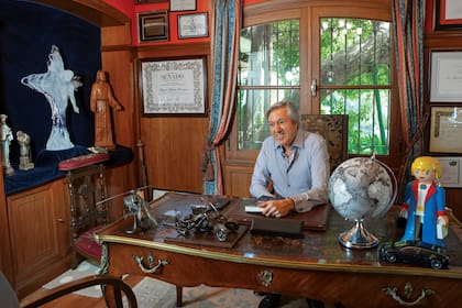 En su escritorio se destacan una imagen de San Francisco, santo del que es devoto, una figura del Principito y varios de los muchos reconocimientos recibidos por su labor literaria, y por intentar hacer un mundo mejor.