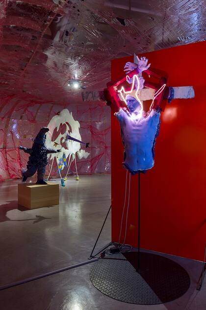 En su esculturas conviven la cultura pop, Internet, la violencia política, su autobiografía y la ideología punk