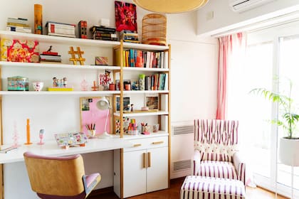 En su espacio de trabajo, todo está engamado en rosa