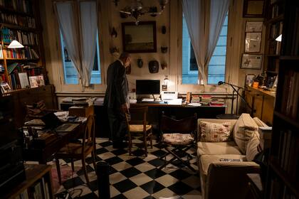 En su estudio, donde pasa varias horas al día