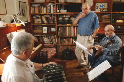 En su estudio, junto con dos enormes músicos: el bandoneonista Wálter Ríos y el guitarrista Ricardo Lew