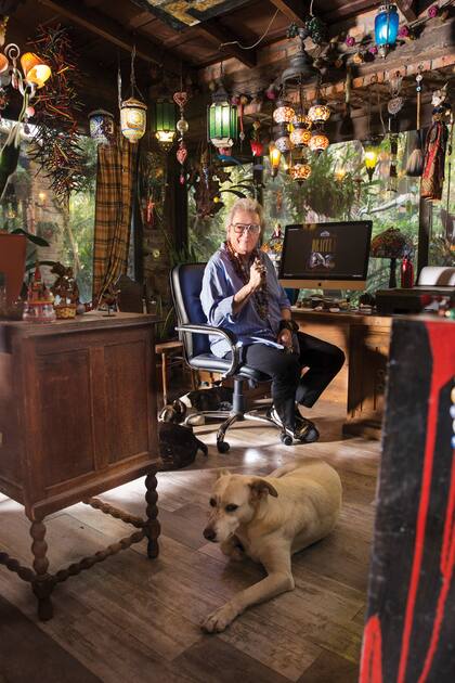 En su estudio ubicado en un rincón de su dormitorio y acompañado por su perro Albino, el autor de la prestigiosa obra "Drácula" define los últimos detalles de su nueva obra musical, "Dorothy", cuyo estreno será el próximo 28 de octubre en Córdoba.