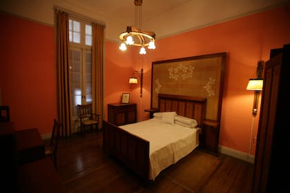 En su etapa original contaba con 50 ambientes, pero una ampliación realizada diez años después llevó la cifra a 100 espacios