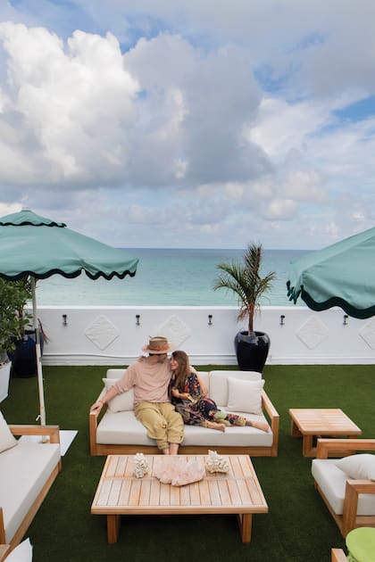 En su exclusiva terraza con vista a Miami Beach, donde no falta la clásica parrilla argentina ni el bar para atender a los invitados. “Con Luciano nos complementamos a la perfección”, nos dice Ximena.
