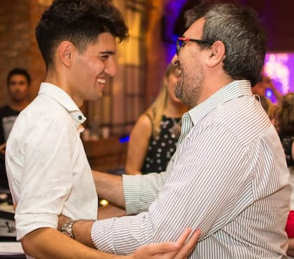 En su fiesta de egresados del secundario, Simón abraza a Carlos, uno de los "padrinos" de la ONG que lo apoyó para que pudiera terminar el secundario