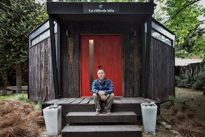 En su galería de arte La ridícula idea, en Bariloche