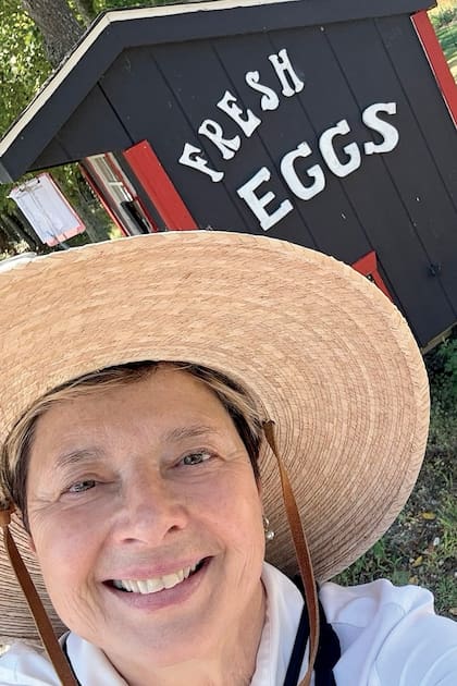 En su gallinero, la actriz tiene más de 200 gallinas. En 2018, publicó Mis gallinas y yo, un libro en el que cuenta su experiencia e investigación sobre las gallinas ancestrales