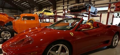 En su garaje tenía espacio para 64 autos