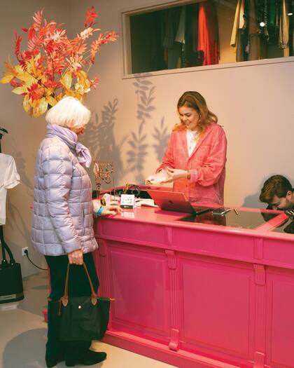 En su gran debut, Eloíse atendió personalmente a cada uno de los clientes.