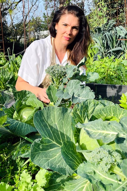 En su instagram busca mostrar el lado A y B de las huertas: "Quiero que vean las cosas que salen bien y las que no tanto. Que las huertas no son perfectas como en las fotos, a veces son desordenadas y a veces fallan. Que por temporadas hay cultivos que funcionan mejor que otros, y acercarles la experiencia real de cultivo en una casa".