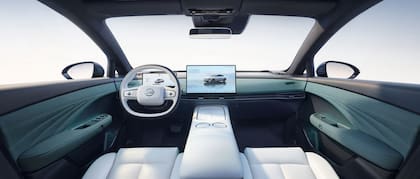 En su interior cuenta con una pantalla central de 15,6” en resolución 2.5K, potenciada por un procesador Snapdragon 8295P y un sistema de IA DeepSeek-R1