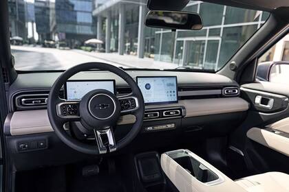 En su interior trae un panel de instrumentos digital de 8,8″ y una pantalla táctil LCD de 10,1″ HD