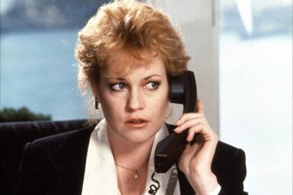 En Secretaria ejecutiva, el personaje que interpreta Melanie Griffith sufre a una jefa que vive apropiándose de sus ideas