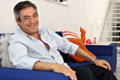 En su living del departamento que tiene en Balvanera, donde reinan los colores complementarios y la decoración ecléctica