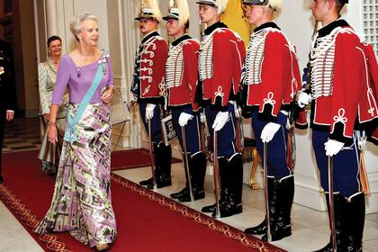 En su llegada a Palacio, la princesa Benedicta, hermana menor de la reina Margarita, saluda a los miembros de la Guardia Real.